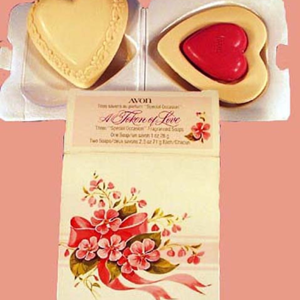 AVON SOAP, TOKEN OF LOVE 1978 HEART, 3 PIECE SET HOSTESS SOAPS NEVER USED,